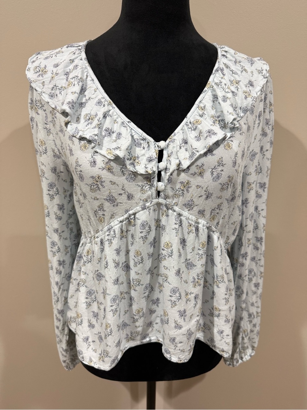 URBAN Romantics Ditsy Floral Ruffle V-Neck Light Blue Peplum Blouse - Medium